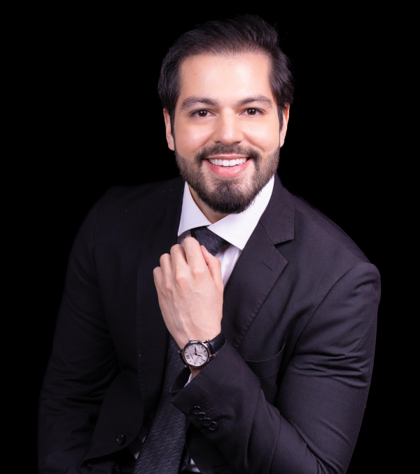 Dr. Leonardo Albuquerque de terno, sorrindo