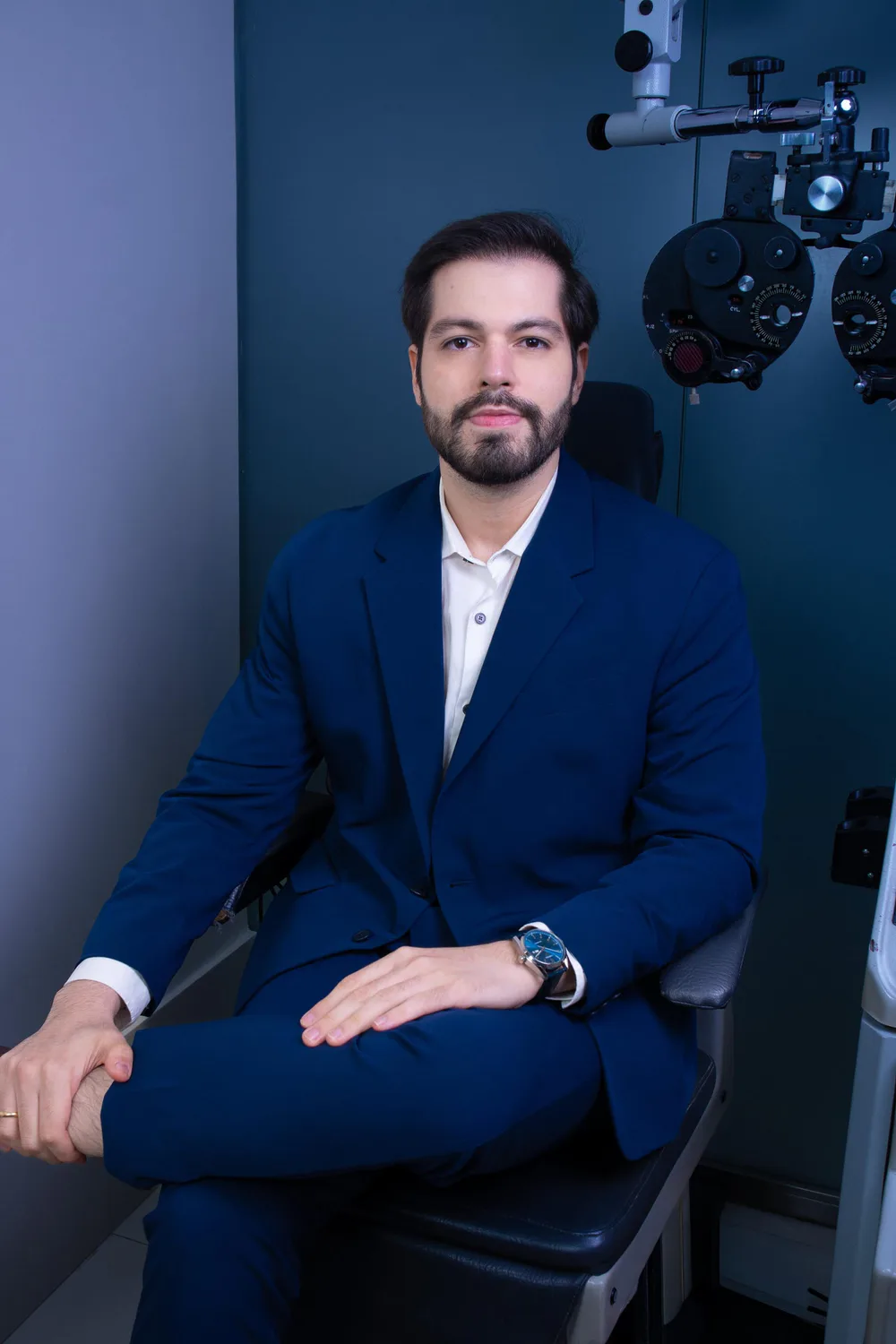 Dr. Leonardo Albuquerque ao lado de equipamento oftalmológico